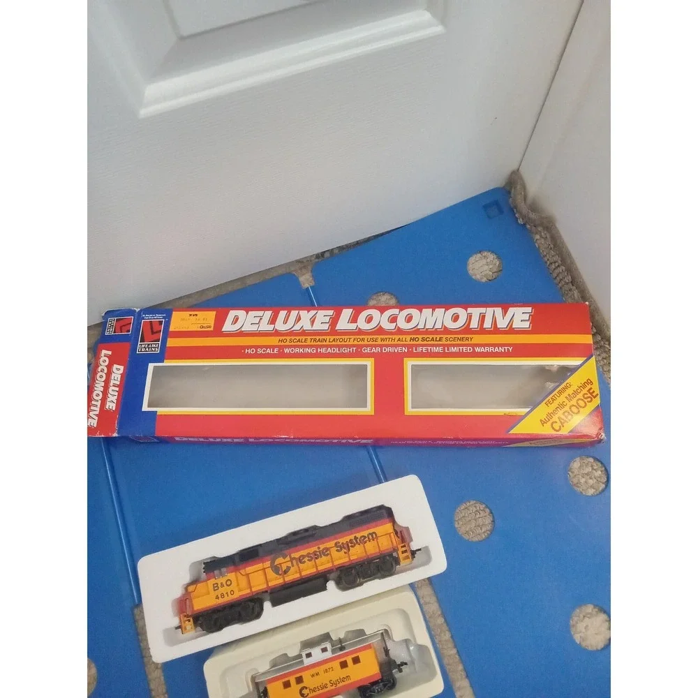LIFELIKE‎ #8663  B&O CHESSIE SYSTEM Locomotive & Caboose #4810 w Box  HO